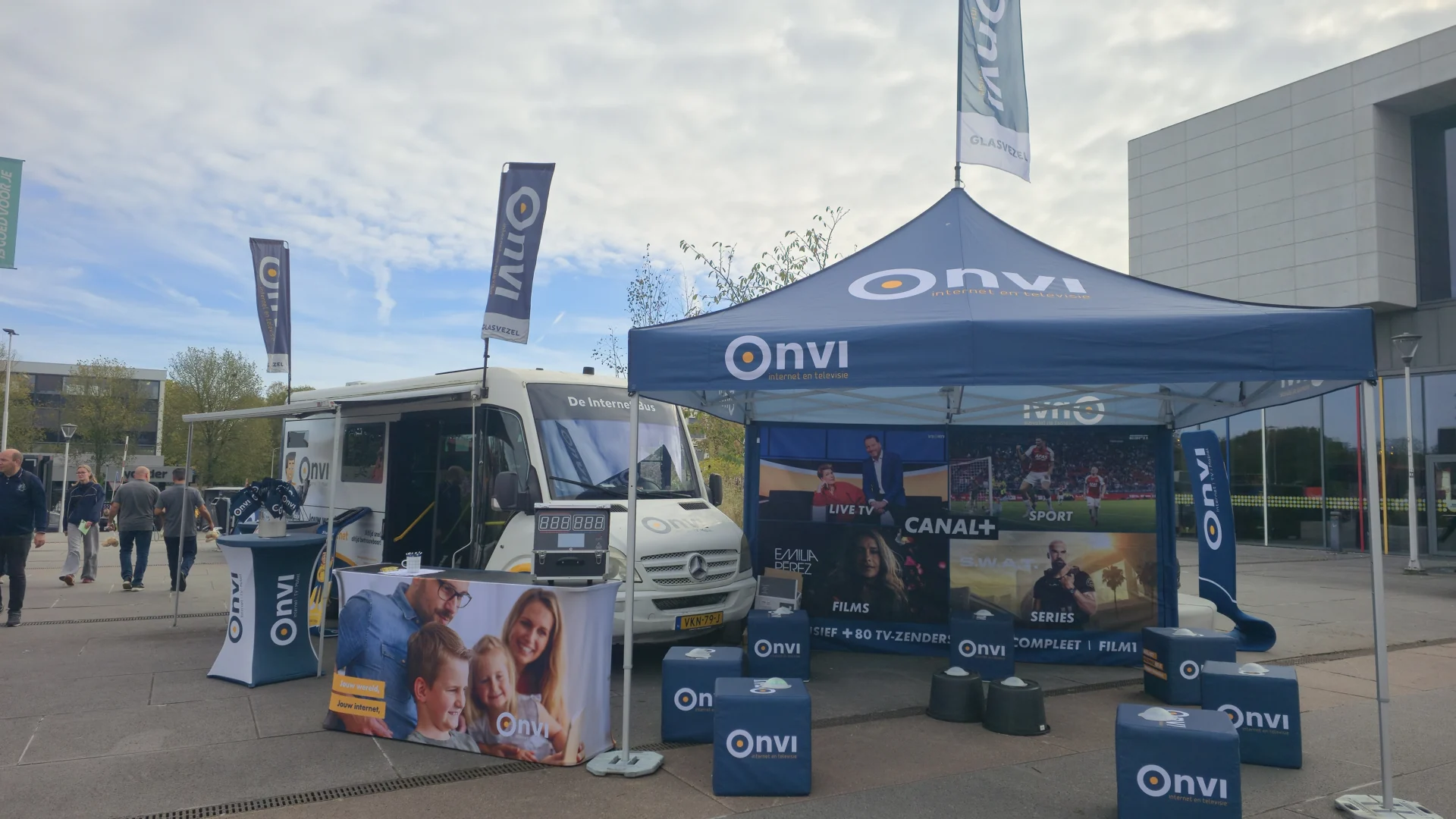 De Onvi-stand en Internet Bus tijdens de Eneco Tour